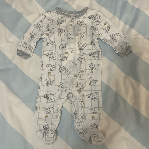 Disney - Winnie the Pooh - long sleeve newborn footed sleeper. Size 0-3 months - Picture 1 of 3